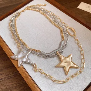 Dettaglio di una collana multistrato con stelle in finitura metallo oro e argento