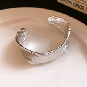 Detalle de brazalete de plata texturizada con acabado de arrugas martilladas.
