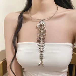 Minimalist oversized silver metal fishbone pendant choker necklace for stylish women