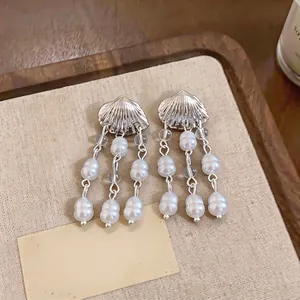 Boucles d'oreilles coquillage avec perles et tiges en argent pour un look chic