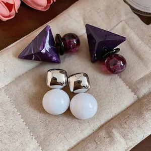 Set di orecchini geometrici minimalisti in resina con triangoli viola e perle bianco argento