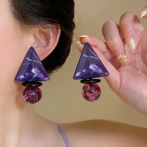 Orecchini geometrici pendenti in resina marmo viola con triangolo e sfera per donna moda