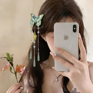 Exquise pince à cheveux papillon brodé vert avec d'élégants longs pompons et perles
