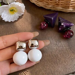 Orecchini a bottone minimalisti quadrati in argento e resina rotonda bianca