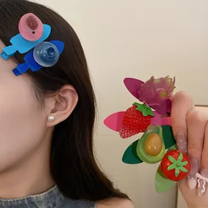 Gros plan de barrettes à cheveux en fruits de résine montrant les détails de la fraise