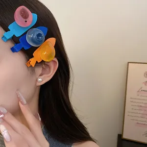 Vue détaillée de pinces à cheveux en résine aux fruits colorés portées par un mannequin
