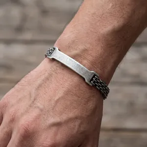 Detailansicht eines Vintage-Edelstahl-Mesh-Armbands mit gravierbarer gebogener Platte am Handgelenk