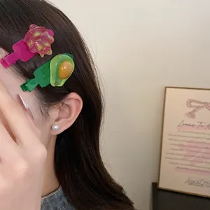 Gros plan de jolies barrettes en résine en forme de fruits portées par un mannequin