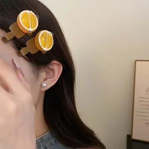 Gros plan de barrettes en résine en forme de durian portées sur le côté des cheveux