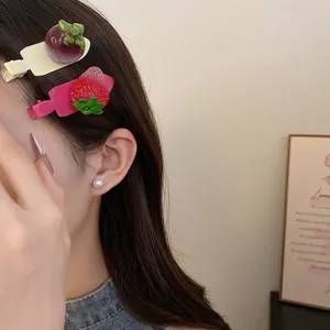 Vue détaillée de barrettes à cheveux en résine en forme de fraise et mangoustan