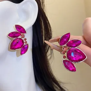 Pendientes grandes de racimo de hojas de cristal fucsia con acabado dorado vintage