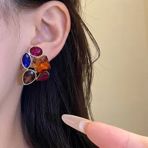 Elegantes pendientes vintage con piedras preciosas de colores y cristales cuadrados