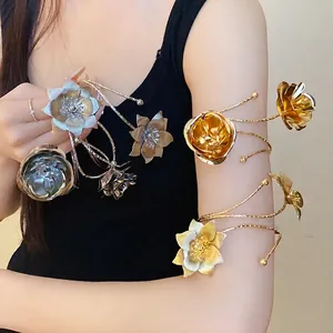 Bracciale da Braccio a Fiore in Texture Metallica Vintage Stile Occidentale Lussuoso Bracciale Aperto a Spirale per Gioielli da Donna