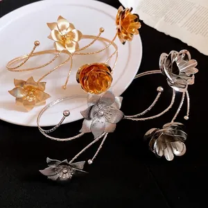 Elegante bracciale da braccio vintage con fiori in metallo testurizzato oro e argento