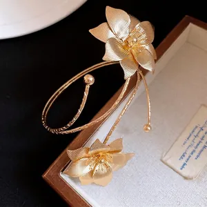 Bracciale rigido vintage con fiori in metallo strutturato dorato da donna