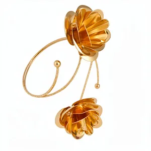 Elegante bracciale da braccio in metallo dorato con design a petali di fiori materici