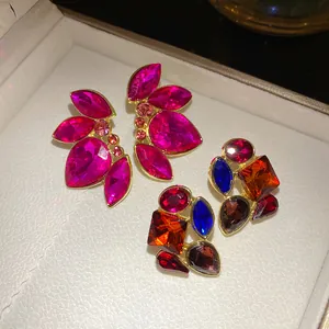 Vista detallada de pendientes de botón vintage con cristales fucsia y multicolor