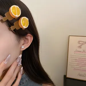Vue détaillée d'une pince à cheveux en résine en forme de durian sur cheveux noirs
