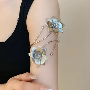 Dettaglio macro del bracciale da braccio a fiore in metallo con petali testurizzati