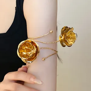 Dettaglio macro del bracciale da braccio in metallo dorato con petali testurizzati