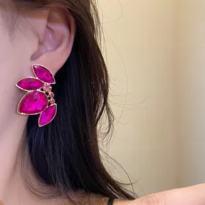 Primer plano detallado de un pendiente de botón vintage con diamantes de imitación rosas en oreja
