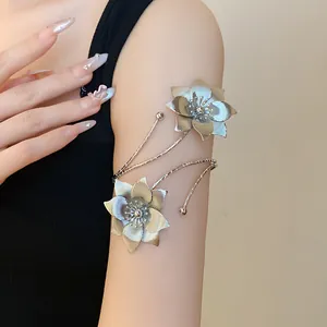 Elegante bracciale da braccio in metallo argentato con fiori testurizzati indossato sul braccio.