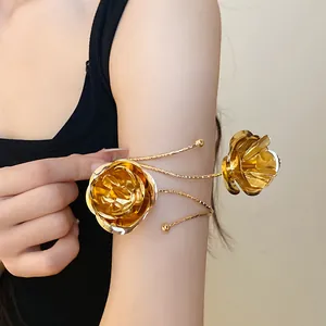 Dettaglio di un elegante bracciale da braccio in metallo dorato con design a fiori