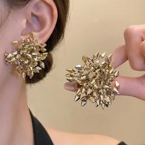 Orecchini a perno a fiore dorato sfaccettato con un design geometrico retrò chic