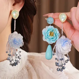 Elegante Harz-Ohrringe mit blauem Farbverlauf und Blumenquasten im französischen Vintage-Stil