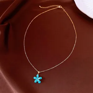 Elegante 18k vergoldete Halskette mit einem türkisfarbenen Zirkonia-Blumenanhänger.