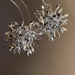 Orecchini a lobo a fiore sfaccettati in argento scintillante, design vintage chic.