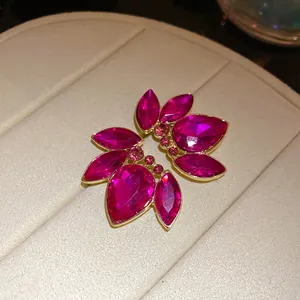 Vista macro detallada de pendientes vintage con cristales magenta en forma de flor