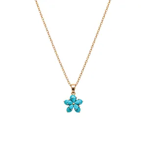 Elegante 18k vergoldete Halskette mit einem minimalistischen türkisen Blumenanhänger.