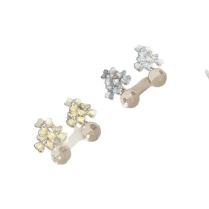 Eleganti orecchini a perno a fiore in resina con strass blu e gialli brillanti.