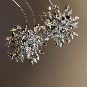 Vista dettagliata di squisiti orecchini a fiore sfaccettati in argento stile vintage