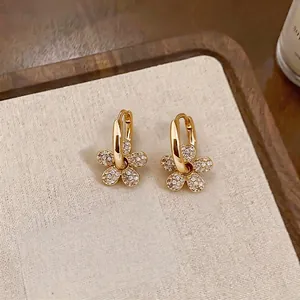 Eleganti orecchini a cerchio a fiore placcati in oro 14k con zirconi scintillanti in vista