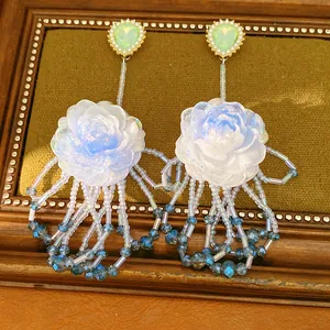 Vintage Harz blau Blume Quasten Ohrringe mit eleganten grünen herzförmigen Steckern und Perlen