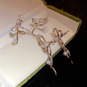Eleganti orecchini a polsino con fiocco di perle argentate e zirconi scintillanti