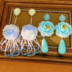 Detailansicht der vintage blau gradinierten Harz-Blumenohrringe mit Perlenquasten