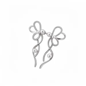 Eleganti orecchini a clip in argento con zirconi brillanti e perle lucenti a fiocco