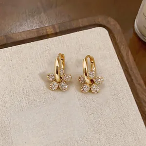 Vista dettagliata di orecchini a cerchio placcati oro 14k con fiori in zirconi