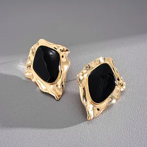 Detailansicht der retro geometrischen schwarzen Emaille-Ohrringe mit Goldrand