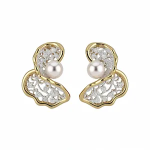 Elegant 18K gold-plated floral stud earrings with white round pearls and sparkly crystals.