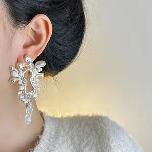 Dettaglio di un orecchino vintage francese con perle e cristalli a forma di serratura