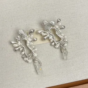 Dettaglio di orecchini retrò francesi con design a buco della serratura e cristalli.