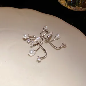Dettaglio squisito di ear cuff in argento con zirconi scintillanti e perle molto eleganti