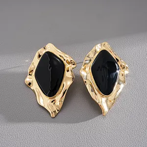 Detail von Vintage Gold-Ohrringen mit unregelmäßiger Geometrie und schwarzer Emaille