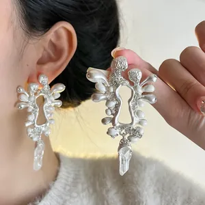 Dettaglio di orecchini vintage francesi a forma di serratura con perle e cristalli