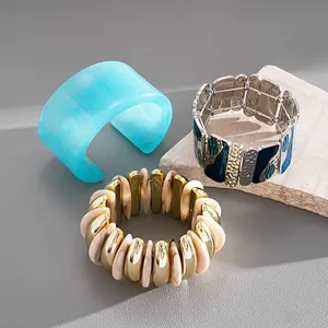 Set di bracciali geometrici con polsino in resina marmorizzata e maglie smaltate