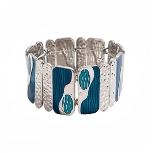 Bracciale elastico geometrico color argento con motivi marmorizzati in resina blu e verde